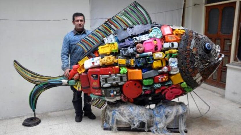 فنان تركي يصنع سمكة فسيفسائية من 2000 قطعة من النفايات